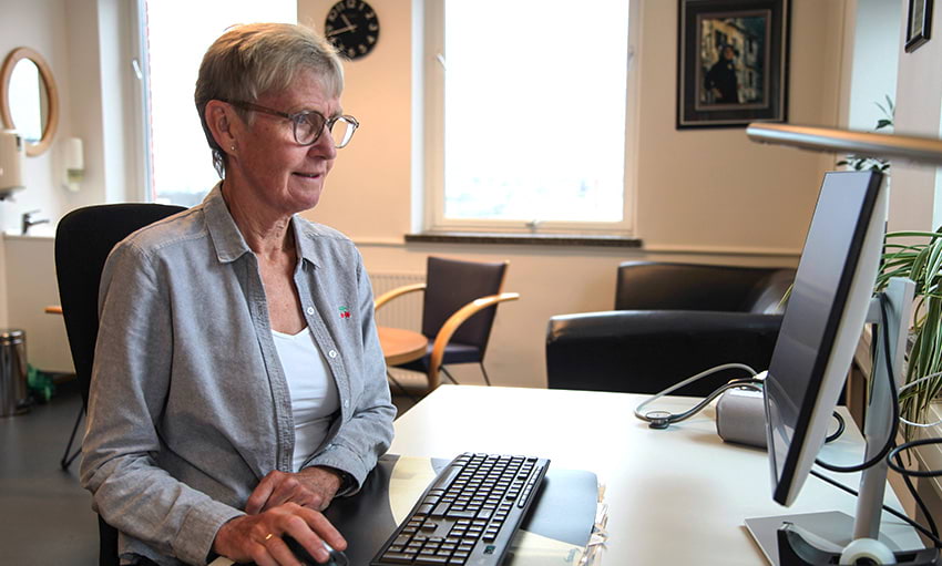 bilde av bedriftslege Kjersti A. Skantze som jobber på pc'n